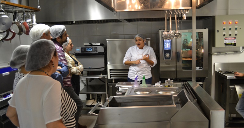 Hotel vagas para auxiliar de cozinha, garçom, auxiliar de lavanderia, atender os hóspedes – RJ