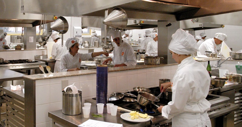 Hotelaria está aceitando currículo para auxiliar de cozinha, atender hóspedes, reservar quartos, servir bandejas - RJ