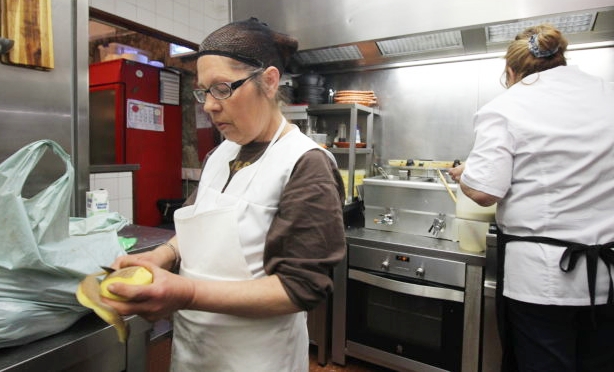 Ajudante de Cozinha, Ajudante de Bar, Garçom, Caixa - R$ 1.200,00 - Desejável Experiencia - Rio de Janeiro