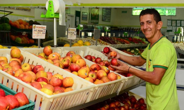 Repositor de Hortifruti, Auxiliar de Produção - Com e Sem experiencia - Organizar as bancadas das frutas, verduras e legumes - Rio de Janeiro