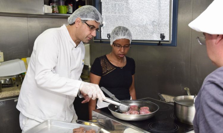 Ajudante de Cozinha, Vendedora - R$ 1.237,00 - Responsabilidade, educação, organização e limpeza - Rio de Janeiro 