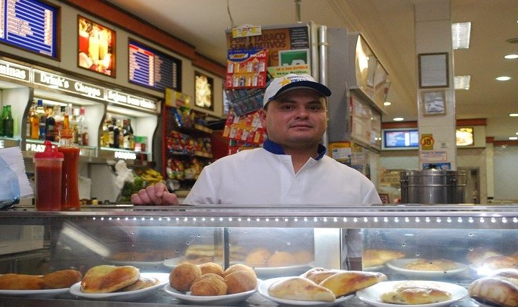 Atendente de lanchonete - R$ 1.000,00 - Preparar lanches, atendimento ao público - Rio de Janeiro