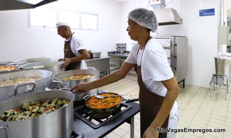 AUXILIAR DE COZINHA, ATENDENTE - R$ 1.072,00 - Montagem dos pratos e lanches, Lavar louças - Rio de janeiro - COMPARECER 10/05