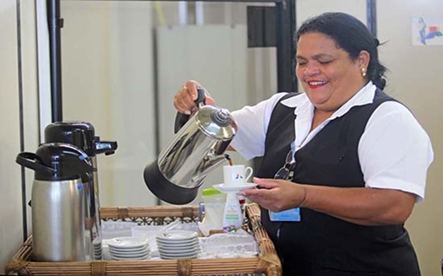 Copeira - R$ 1.300 - manter o ambiente limpo, fazer café e servir na diretoria - rio de Janeiro