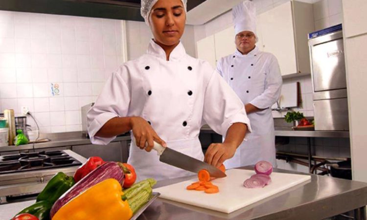 Ajudante de Cozinha - Salário + Benefícios - Cortar legumes, auxiliar na limpeza do local - Rio de Janeiro 