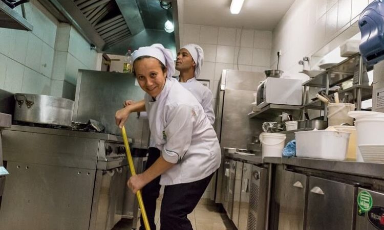 Ajudante de Cozinha - R$ 1.300,00 - 10 vagas - Preparo de sanduiches, Limpeza geral da cozinha - Rio de janeiro