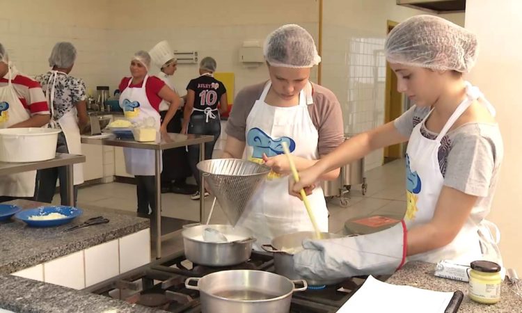 Auxiliar de Cozinha, Auxiliar de Serviços Operacionais - R$ 1.238,11 - Ajudar no preparo de alimentos, manter a limpeza do local - Rio de Janeiro 