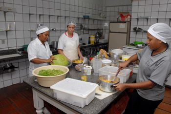 Auxiliar de Cozinha, Recepcionista - R$ 1.600,00 - Ajudar no preparo dos alimentos, ser pontual - Rio de Janeiro 