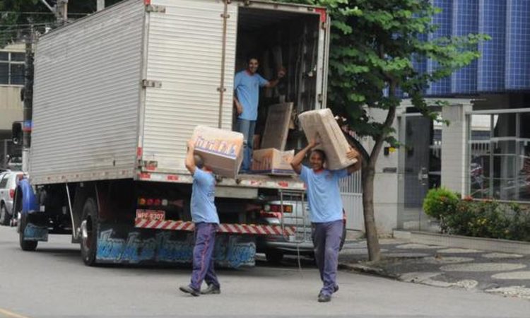 Ajudante de Distribuição, Auxiliar de Recepção - R$ 1.337,73 - Recepcionar clientes, atendimento telefônico - Rio de Janeiro 