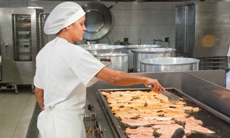 Ajudante de Cozinha - R$ 1.600,00 - Pré-preparo dos alimentos, corte de legumes, carnes - Rio de Janeiro 