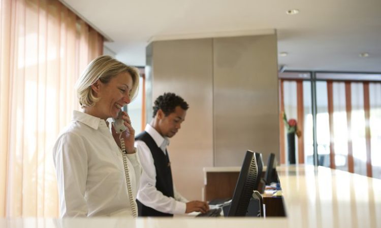 Recepcionista, Auxiliar de Serviços Gerais - R$ 1.270,00 - Atuará no escritório, recepcionando os visitantes, realizando o atendimento e ligações - Rio de Janeiro Recepcionista, Auxiliar de Serviços Gerais - R$ 1.270,00 - Atuará no escritório, recepcionando os visitantes, realizando o atendimento e ligações - Rio de Janeiro 