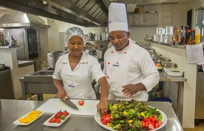 Auxiliar de Cozinha, Inspetor de Alunos - R$ 1.100,00 - Ajudar o cozinheiro no preparo dos alimentos, ser proativo - Rio de Janeiro 