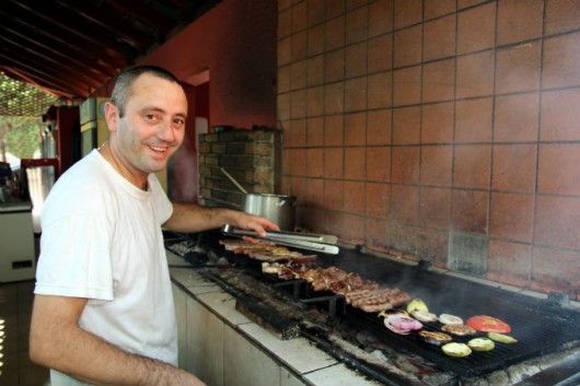 Auxiliar de Serviços Gerais, Churrasqueiro - R$ 1.600,00 - Realizar o preparo de todas as carnes, fazendo os espetos, cortes e armazenamentos - Rio de Janeiro 