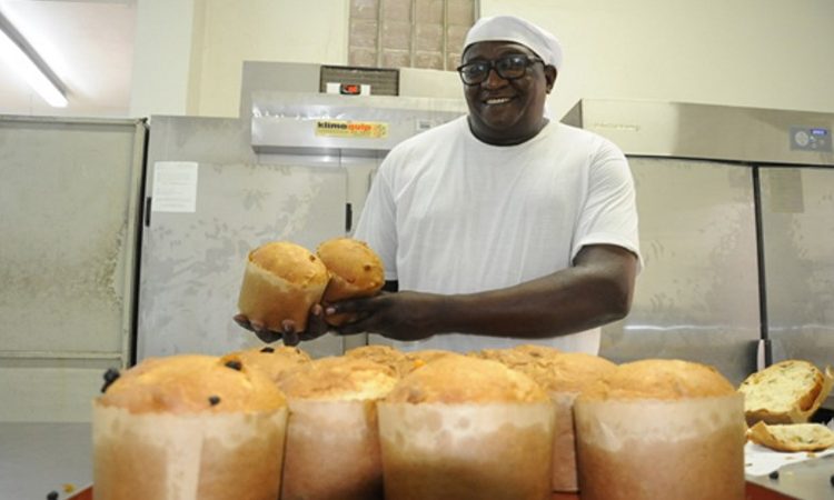 AUXILIAR DE PADARIA, ATENDENTE DE CAFETERIA, AUXILIAR DE COZINHA, ESTOQUISTA - R$ 1.763,00 - ORGANIZAR O ESTOQUE, FAZER O CONTROLE DE MERCADORIAS - RIO DE JANEIRO