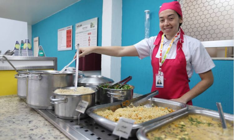 Auxiliar de Cozinha, Auxiliar de Serviços Operacionais - R$ 1.238,11 - Ajudar no preparo de alimentos, manter local limpo - Rio de Janeiro 