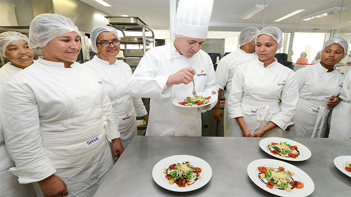 Recepcionista, Ajudante de Cozinha - R$ 1.600,00 - Abertura e fechamento de fichas, organizar o local de trabalho - Rio de Janeiro 