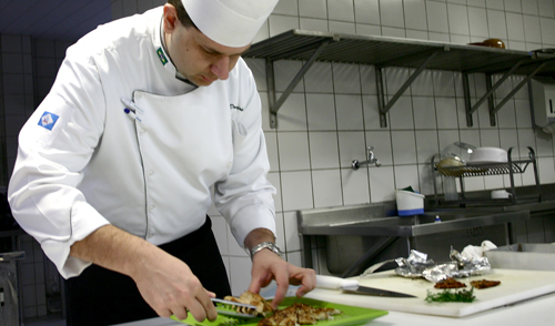 Recepcionista, Cozinheiro - R$ 1.700,00 - Conhecimento em tipos de pratos e temperos no geral, ser proativo - Rio de Janeiro 