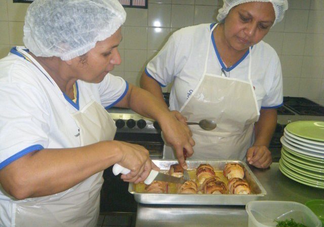 Ajudante de Cozinha, Atendente - R$ 1.200,00 - Limpa, higieniza e organiza utensílios, equipamentos e louças de cozinha - Rio de Janeiro 