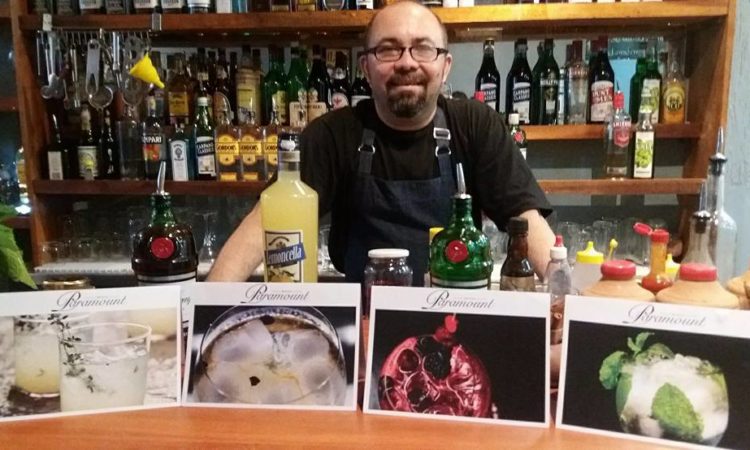 Ajudante de Bar - R$ 1.800,00 - Auxiliar o barman, corte de frutas, conhecimento e experiência na preparação de drinks - Rio de Janeiro 