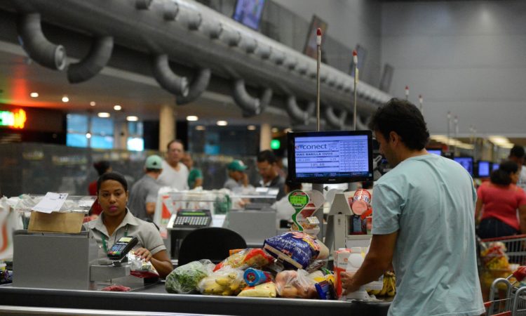 Operador de Caixa, Auxiliar de Limpeza - R$ 1.209,00 - Manter o local limpo e conservado - Rio de Janeiro 