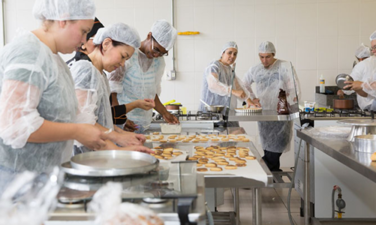 Auxiliar de Cozinha, Garçom - R$ 1.145,20 - Higienização das áreas de trabalho, equipamentos e utensílios - Rio de Janeiro 