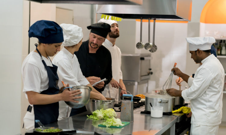 Cozinheiro, Caixa - R$ 1.226,91 - Conhecimento de pratos e sobremesas no geral - Rio de Janeiro 