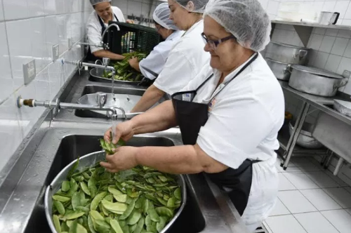 Arrumadeira, Ajudante de Cozinha - R$ 1.600,00 - Responsável pela limpeza e conservação dos apartamentos - Rio de Janeiro 