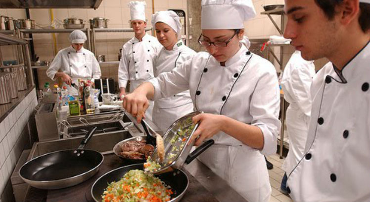 Cozinheiro, Segurança do Trabalho - R$ 2.500,00 - Conhecer pratos e sobremesas no geral - Rio de Janeiro 