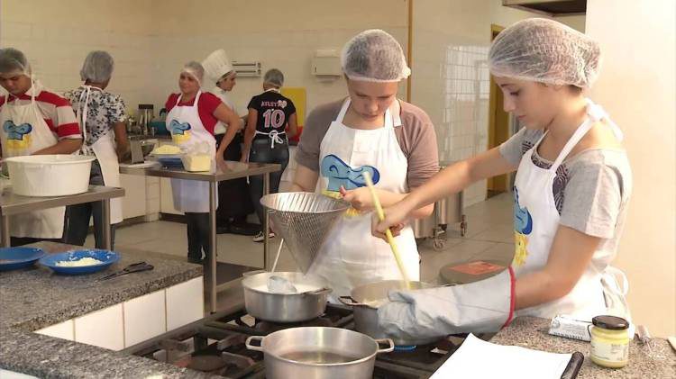 Auxiliar de Cozinha, Recepcionista - R$ 2.200,00 - Ajudar nas tarefas da cozinha, ser proativo - Rio de Janeiro 