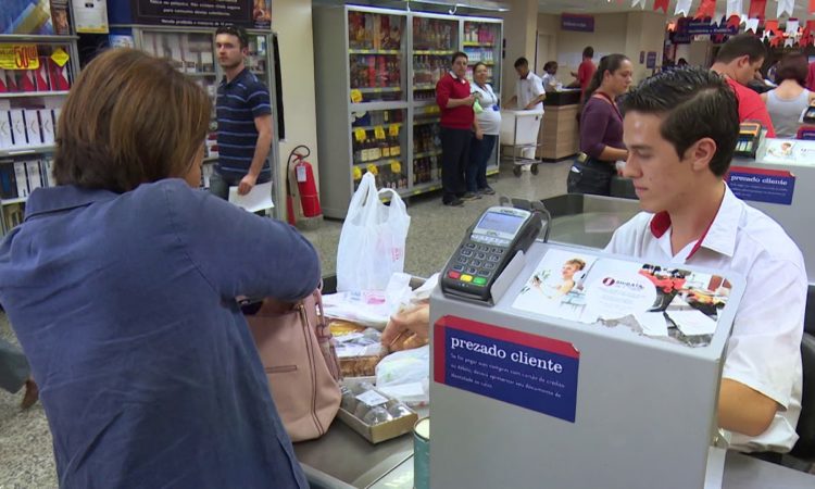 Vendedor, Operadora de Caixa - R$ 1.200,00 - Atendimento ao cliente, prospecção de novos cliente, telemarketing - Rio de Janeiro 