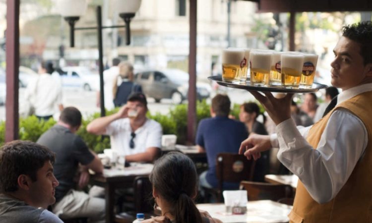 Garçom, Ajudante de Cozinha - R$ 1.100,00 - Atuará no atendimento aos clientes do salão anotando os pedidos solicitados - Rio de Janeiro 