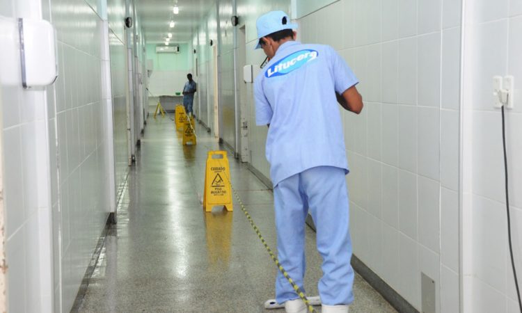 Auxiliar de limpeza, Auxiliar de Cozinha - R$ 1.250,62 - 7 vagas - Irá auxiliar no serviço de limpeza, mantendo o ambiente limpo e organizado- Rio de janeiro