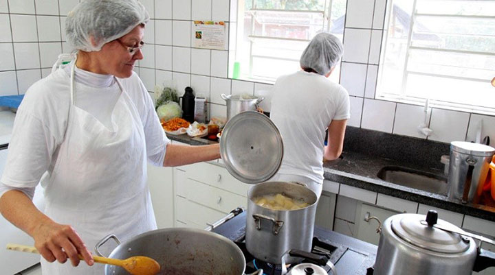 Ajudante de Cozinha - R$ 1.600,00 - Pré-preparo dos alimentos, corte de legumes, carnes, aves e peixe, preparação de molhos - Rio de Janeiro 