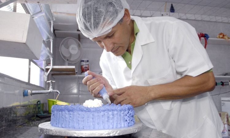 Confeiteiro, Demonstradora - R$ 1.339.62 - Preparo de bolos, recheios diversos e tortas variadas - Rio de Janeiro 