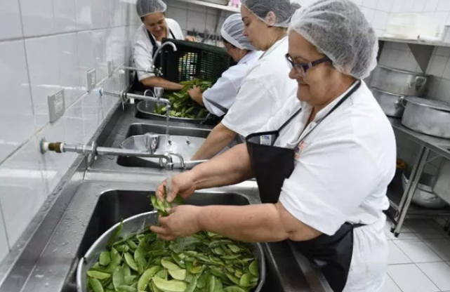 Ajudante de Cozinha, Operador de Caixa - R$ 1.600,00 - Auxiliar o cozinheiro no que for necessário, ser proativo - Rio de janeiro 