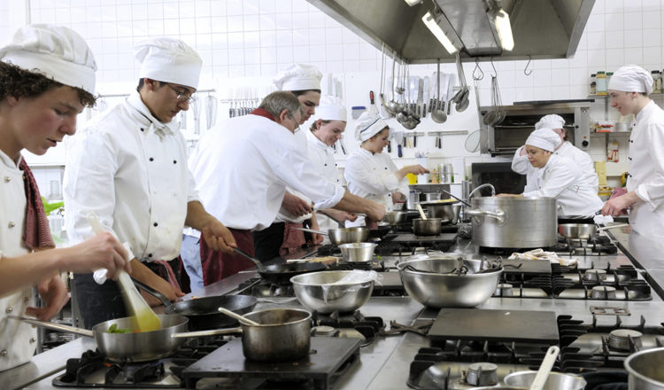 Cozinheiro, Recepcionista - R$ 1.800,00 - Ser pontual, conhecimento em pratos e massas no geral - Rio de Janeiro 