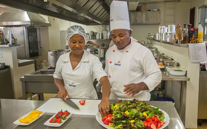 Departamento Pessoal, Auxiliar de Cozinha - R$ 1.100,45 - Ser um profissional comprometido e organizado - Rio de Janeiro