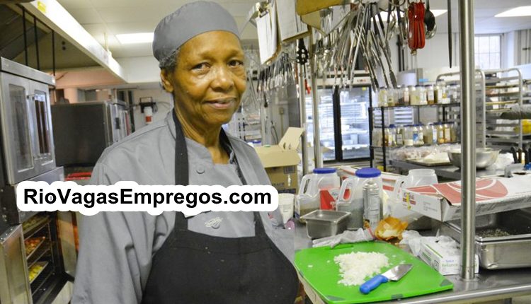 Aux.Limpeza, Saladeira/ajudante de cozinha - R$ 1.208,00 - fazer Saladas, frituras, lavar louça - Rio de janeiro