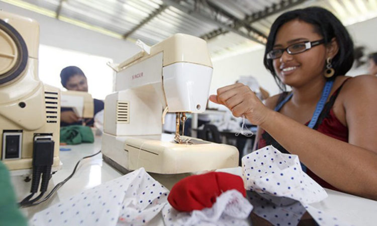 Costureira, Balconista - R$ 1.800,00 - Reparos e ajustes em uniformes dos funcionários e roupa de hóspedes - Rio de Janeiro 