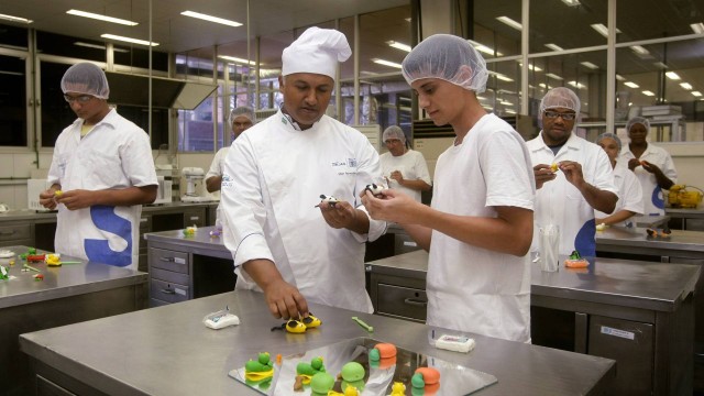 Confeiteiro, Auxiliar de DP -  R$ 1.777,00 - Irá realizar todo o processo de confeitaria e confecção de bolos - Rio de Janeiro 