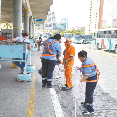 Fiscal de Terminal, Professor - R$ 1.385,00 - Fiscalizar e orientar o fluxo de ônibus - Rio de Janeiro 