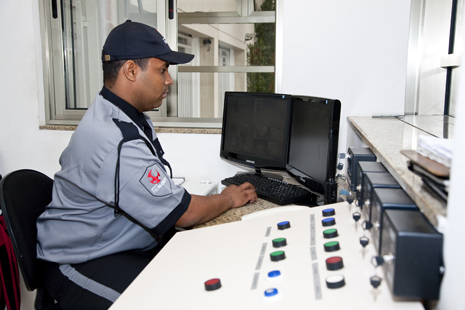 Telemarketing, Operador de Monitoramento - R$ 1.864,00 - Realizar atendimento telefônico, monitorar alarmes - Rio de Janeiro 