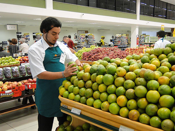 Encarregado de Hortifruti, Recepcionista - R$ 1.237,00 - Ser dinâmico e comunicativo - Rio de Janeiro 