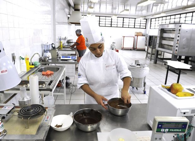 Cozinheiro, Recepcionista - R$ 1.200,00 - Conhecer pratos e sobremesas diversas, ser pontual - Rio de Janeiro 