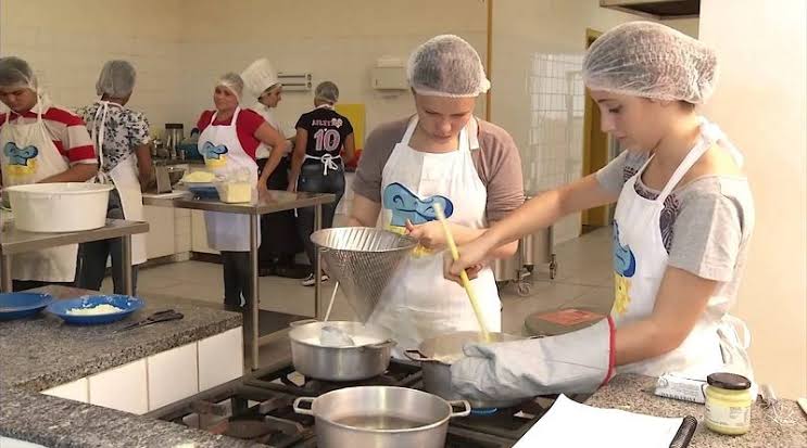 Saladeiro, Ajudante de Cozinha - R$ 1.500,00 - Conferência e auxílio na confecção dos pratos - Rio de Janeiro 