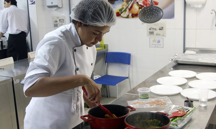 Atendente, Cozinheiro - R$ 1.200,00 - Atendimento ao público, ser dinâmico - Rio de Janeiro 