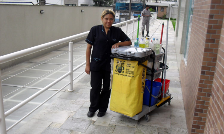 Doméstica, Auxiliar de Limpeza - R$ 1.238,11 - Manter o local limpo, auxiliar nos serviços de limpeza - Rio de Janeiro 