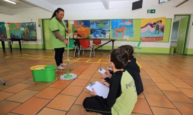 Call Center, Auxiliar de Serviços Gerais - R$ 1.200,00 - Boa comunicação, realizar a limpeza e a arrumação - Rio de Janeiro 