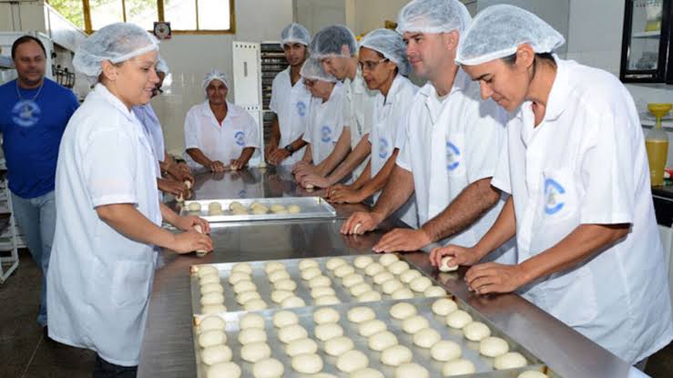 Auxiliar de Serviços Gerais, Confeiteiro - R$ 1.310,00 - Conhecimento em preparo de bolos e recheios diversos - Rio de Janeiro 