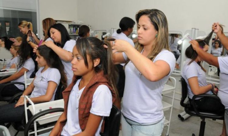 Auxiliar de Serviços Gerais, Cabeleireira - R$ 1.341,00 - Atuar na limpeza das áreas e na separação dos materiais - Rio de Janeiro 